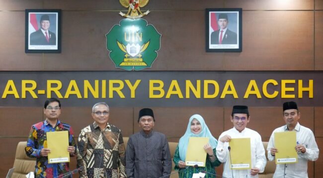 Empat bakal calon rektor UIN Ar-Raniry periode 2026-2030 memperlihatkan berkas visi-misi dan program kerja yang ditulis masing-masing bakal calon, yang akan diserahkan kepada Menag RI dalam rapat senat dalam rangka pemberian pertimbangan kualitatif, Kamis (30/4/2026)