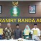Empat bakal calon rektor UIN Ar-Raniry periode 2026-2030 memperlihatkan berkas visi-misi dan program kerja yang ditulis masing-masing bakal calon, yang akan diserahkan kepada Menag RI dalam rapat senat dalam rangka pemberian pertimbangan kualitatif, Kamis (30/4/2026)