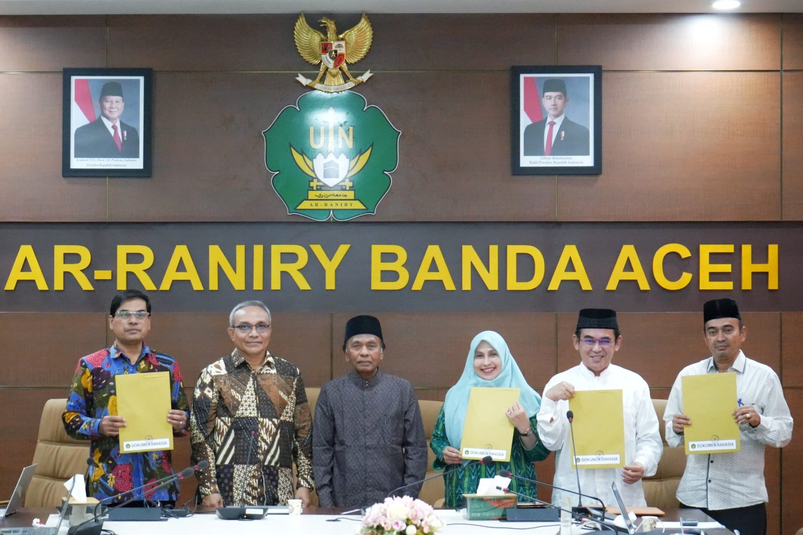 Empat bakal calon rektor UIN Ar-Raniry periode 2026-2030 memperlihatkan berkas visi-misi dan program kerja yang ditulis masing-masing bakal calon, yang akan diserahkan kepada Menag RI dalam rapat senat dalam rangka pemberian pertimbangan kualitatif, Kamis (30/4/2026)