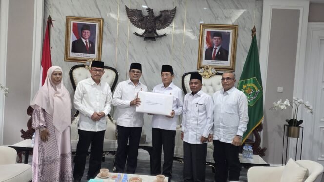 
					Rektor UIN Ar-Raniry Serahkan Berkas Empat Calon Rektor ke Menteri Agama