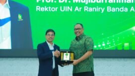Rektor UIN Ar-Raniry Banda Aceh, Prof Mujiburrahman menyerahkan Cendera Mata kepada Komisaris Utama BSN Prof Bahrullah Akbar sebagai Narasumber pada Kuliah Umum yang berlangsung di Auditorium Prof Ali Hasjmy UIN Ar-Raniry Kopelma Darussalam Banda Aceh, Selasa (19/5/2026).