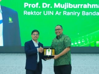 Rektor UIN Ar-Raniry Banda Aceh, Prof Mujiburrahman menyerahkan Cendera Mata kepada Komisaris Utama BSN Prof Bahrullah Akbar sebagai Narasumber pada Kuliah Umum yang berlangsung di Auditorium Prof Ali Hasjmy UIN Ar-Raniry Kopelma Darussalam Banda Aceh, Selasa (19/5/2026).