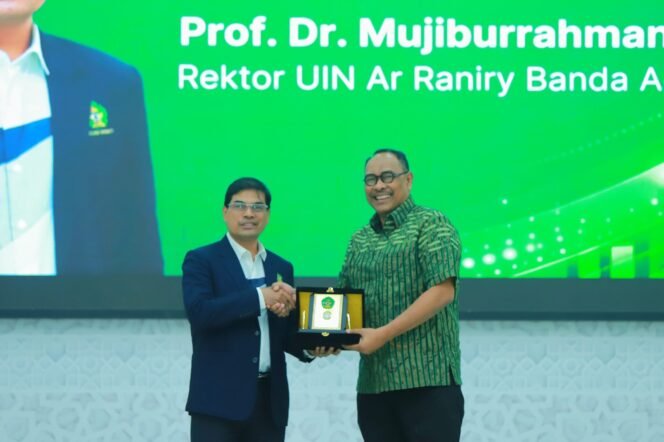 
					Rektor UIN Ar-Raniry Banda Aceh, Prof Mujiburrahman menyerahkan Cendera Mata kepada Komisaris Utama BSN Prof Bahrullah Akbar sebagai Narasumber pada Kuliah Umum yang berlangsung di Auditorium Prof Ali Hasjmy UIN Ar-Raniry Kopelma Darussalam Banda Aceh, Selasa (19/5/2026).