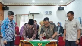 Keterangan foto:
Rektor UIN Ar-Raniry Banda Aceh Prof Mujiburrahman bersama Sekdakab Pidie Samsul Azhar menandatangani nota kesepahaman antara UIN Ar-Raniry dan Pemkab Pidie di Ruang Kerja Bupati Pidie, Kamis (21/5/2026).