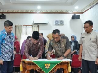 Keterangan foto:
Rektor UIN Ar-Raniry Banda Aceh Prof Mujiburrahman bersama Sekdakab Pidie Samsul Azhar menandatangani nota kesepahaman antara UIN Ar-Raniry dan Pemkab Pidie di Ruang Kerja Bupati Pidie, Kamis (21/5/2026).