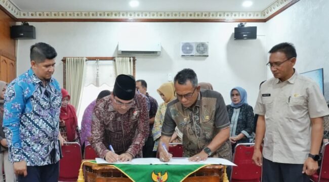 Keterangan foto:
Rektor UIN Ar-Raniry Banda Aceh Prof Mujiburrahman bersama Sekdakab Pidie Samsul Azhar menandatangani nota kesepahaman antara UIN Ar-Raniry dan Pemkab Pidie di Ruang Kerja Bupati Pidie, Kamis (21/5/2026).