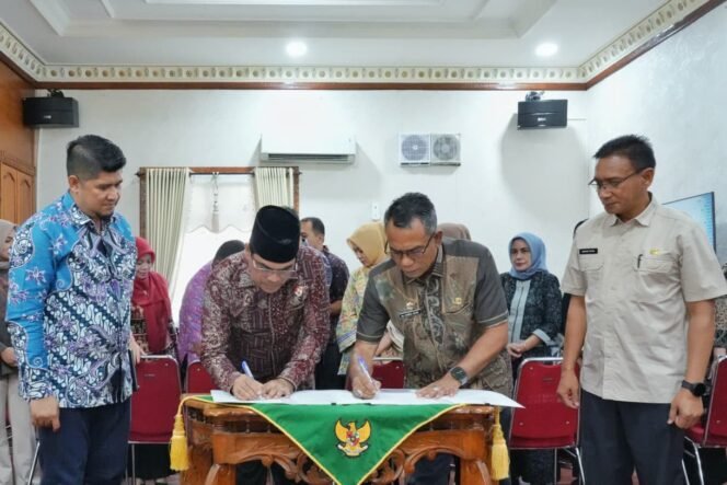 
					Keterangan foto:
Rektor UIN Ar-Raniry Banda Aceh Prof Mujiburrahman bersama Sekdakab Pidie Samsul Azhar menandatangani nota kesepahaman antara UIN Ar-Raniry dan Pemkab Pidie di Ruang Kerja Bupati Pidie, Kamis (21/5/2026).