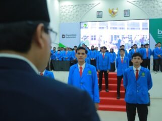 Rektor Prof Dr Mujiburrahman MAg resmi melantik pengurus Dewan Eksekutif Mahasiswa (DEMA) dan Senat Mahasiswa (SEMA) UIN Ar-Raniry periode 2026–2027, Minggu (24/5/2026) malam.