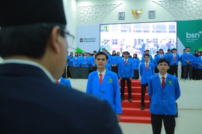 
					Rektor Prof Dr Mujiburrahman MAg resmi melantik pengurus Dewan Eksekutif Mahasiswa (DEMA) dan Senat Mahasiswa (SEMA) UIN Ar-Raniry periode 2026–2027, Minggu (24/5/2026) malam.