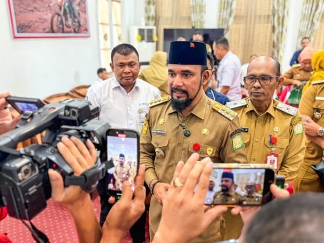 
					Bupati Aceh Timur Iskandar Usman Al-Farlaky, S.H.I, M.Si