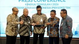 Kinerja Triwulan I Tahun 2026 PT Bank Syariah Indonesia (Persero) Tbk (BSI) mencetak laba bersih Rp2,2 triliun naik 17,1 % (YOY) didorong peningkatan Tabungan yang tumbuh 20,18% (YOY) tertinggi di industri. Hal itu didrive oleh melonjaknya minat generasi muda untuk berhaji dan menggunakan produk BSI. 

(kiri-kanan).Tampak Direktur Utama BSI Anggoro Eko Cahyo (tengah), Direktur Risk Management Grandhis H Harumansyah (paling kiri), Direktur Finance & Strategy Ade Cahyo Nugroho (dua dari kiri), Wakil Direktur Utama Bob T.Ananta (dua dari kanan) dan Direktur Sales and Distribution Anton Sukarna (paling kanan) di Kantor BSI The Tower Jakarta (12/5).