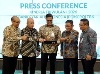 Kinerja Triwulan I Tahun 2026 PT Bank Syariah Indonesia (Persero) Tbk (BSI) mencetak laba bersih Rp2,2 triliun naik 17,1 % (YOY) didorong peningkatan Tabungan yang tumbuh 20,18% (YOY) tertinggi di industri. Hal itu didrive oleh melonjaknya minat generasi muda untuk berhaji dan menggunakan produk BSI. 

(kiri-kanan).Tampak Direktur Utama BSI Anggoro Eko Cahyo (tengah), Direktur Risk Management Grandhis H Harumansyah (paling kiri), Direktur Finance & Strategy Ade Cahyo Nugroho (dua dari kiri), Wakil Direktur Utama Bob T.Ananta (dua dari kanan) dan Direktur Sales and Distribution Anton Sukarna (paling kanan) di Kantor BSI The Tower Jakarta (12/5).