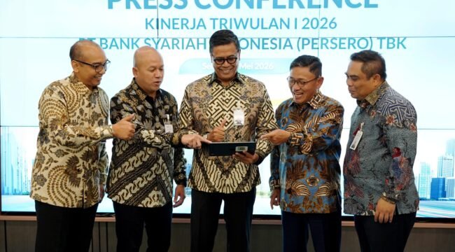 Kinerja Triwulan I Tahun 2026 PT Bank Syariah Indonesia (Persero) Tbk (BSI) mencetak laba bersih Rp2,2 triliun naik 17,1 % (YOY) didorong peningkatan Tabungan yang tumbuh 20,18% (YOY) tertinggi di industri. Hal itu didrive oleh melonjaknya minat generasi muda untuk berhaji dan menggunakan produk BSI. 

(kiri-kanan).Tampak Direktur Utama BSI Anggoro Eko Cahyo (tengah), Direktur Risk Management Grandhis H Harumansyah (paling kiri), Direktur Finance & Strategy Ade Cahyo Nugroho (dua dari kiri), Wakil Direktur Utama Bob T.Ananta (dua dari kanan) dan Direktur Sales and Distribution Anton Sukarna (paling kanan) di Kantor BSI The Tower Jakarta (12/5).