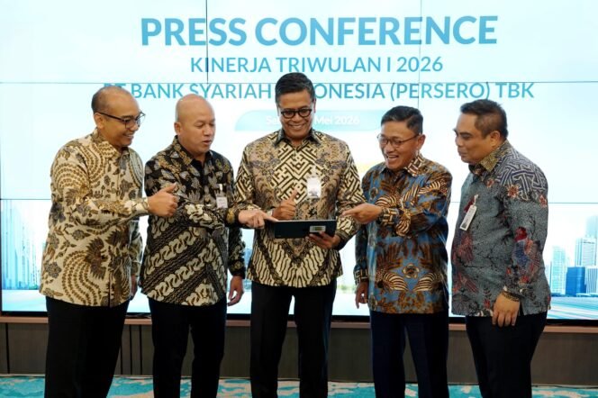 
					Kinerja Triwulan I Tahun 2026 PT Bank Syariah Indonesia (Persero) Tbk (BSI) mencetak laba bersih Rp2,2 triliun naik 17,1 % (YOY) didorong peningkatan Tabungan yang tumbuh 20,18% (YOY) tertinggi di industri. Hal itu didrive oleh melonjaknya minat generasi muda untuk berhaji dan menggunakan produk BSI. 

(kiri-kanan).Tampak Direktur Utama BSI Anggoro Eko Cahyo (tengah), Direktur Risk Management Grandhis H Harumansyah (paling kiri), Direktur Finance & Strategy Ade Cahyo Nugroho (dua dari kiri), Wakil Direktur Utama Bob T.Ananta (dua dari kanan) dan Direktur Sales and Distribution Anton Sukarna (paling kanan) di Kantor BSI The Tower Jakarta (12/5).
