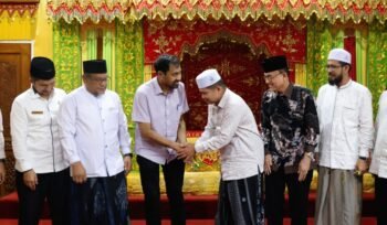 Gubernur Aceh, Muzakir Manaf di dampingi Asisten 1, Drs. Syakir M.Si  serta SKPA terkait menerima kunjungan Ketua Majelis Permusyawaratan Ulama (MPU) Aceh Tgk Faisal Ali dan jajarannya di Meuligoe Gubernur Aceh, Rabu (3/6/2026).