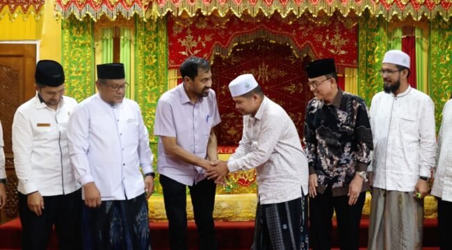Gubernur Aceh, Muzakir Manaf di dampingi Asisten 1, Drs. Syakir M.Si  serta SKPA terkait menerima kunjungan Ketua Majelis Permusyawaratan Ulama (MPU) Aceh Tgk Faisal Ali dan jajarannya di Meuligoe Gubernur Aceh, Rabu (3/6/2026).