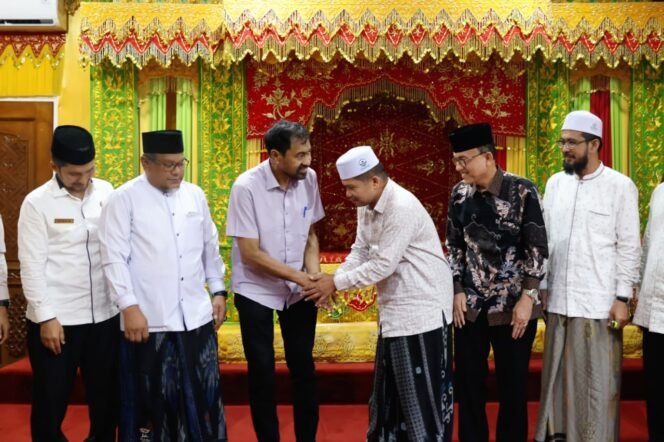 
					Gubernur Aceh, Muzakir Manaf di dampingi Asisten 1, Drs. Syakir M.Si  serta SKPA terkait menerima kunjungan Ketua Majelis Permusyawaratan Ulama (MPU) Aceh Tgk Faisal Ali dan jajarannya di Meuligoe Gubernur Aceh, Rabu (3/6/2026).