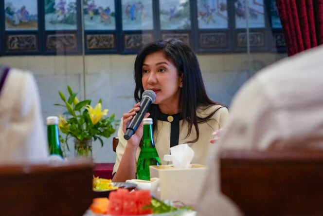 
					Dirjen Komunikasi Publik dan Media Kementerian Komdigi, Fifi Aleyda Yahya saat sosialisasi PP Tunas kepada Puteri Indonesia di Jakarta,