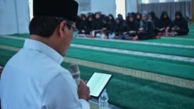 Rektor UIN Ar-Raniry, Mujiburrahman menguji langsung mahasiswa dengan mengawali bacaan beberapa ayat Al-Quran dan dilanjutkan oleh mahasiswa peserta Syahadah Mataqu UIN Ar-Raniry Banda Aceh di Masjid Fathun Qarib UIN Ar-Raniry, Rabu (10/6/2026).