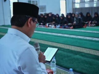 Rektor UIN Ar-Raniry, Mujiburrahman menguji langsung mahasiswa dengan mengawali bacaan beberapa ayat Al-Quran dan dilanjutkan oleh mahasiswa peserta Syahadah Mataqu UIN Ar-Raniry Banda Aceh di Masjid Fathun Qarib UIN Ar-Raniry, Rabu (10/6/2026).