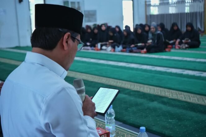 
					Rektor UIN Ar-Raniry, Mujiburrahman menguji langsung mahasiswa dengan mengawali bacaan beberapa ayat Al-Quran dan dilanjutkan oleh mahasiswa peserta Syahadah Mataqu UIN Ar-Raniry Banda Aceh di Masjid Fathun Qarib UIN Ar-Raniry, Rabu (10/6/2026).