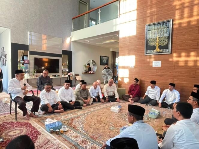 
					Sekda Aceh Bersama Pimpinan SKPA Takziah ke Rumah Duka Almarhum dr. Zaini Abdullah