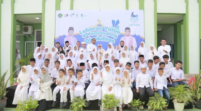 Kakankemenag Aceh Besar H Saifuddin SE bersama anak yatim dan difabel dalam acara Lebaran Yatim dan Disabilitas Peaceful Muharam di MTsN 8 Aceh Besar, Cot Gue, Kamis (25/6/2026).


Foto/Humas Kemenag Aceh Besar