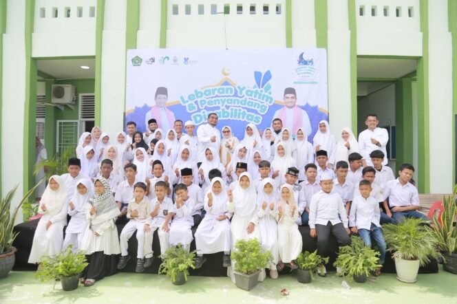 
					Kakankemenag Aceh Besar H Saifuddin SE bersama anak yatim dan difabel dalam acara Lebaran Yatim dan Disabilitas Peaceful Muharam di MTsN 8 Aceh Besar, Cot Gue, Kamis (25/6/2026).


Foto/Humas Kemenag Aceh Besar