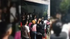 Tangkapan layar warga mengepung Kantor kelurahan yang dijadikan lokasi pesta minuman keras dan open BO oleh dua oknum lurah di Kota Kendari. (Foto: iNews)