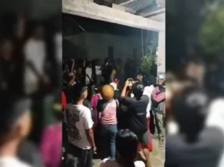 Tangkapan layar warga mengepung Kantor kelurahan yang dijadikan lokasi pesta minuman keras dan open BO oleh dua oknum lurah di Kota Kendari. (Foto: iNews)