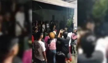 Tangkapan layar warga mengepung Kantor kelurahan yang dijadikan lokasi pesta minuman keras dan open BO oleh dua oknum lurah di Kota Kendari. (Foto: iNews)