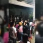 Tangkapan layar warga mengepung Kantor kelurahan yang dijadikan lokasi pesta minuman keras dan open BO oleh dua oknum lurah di Kota Kendari. (Foto: iNews)