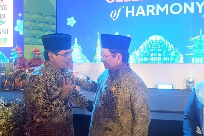 
					Rektor UIN Ar-Raniry Banda Aceh, Prof Dr Mujiburrahman MAg (kiri), berbincang dengan Menteri Agama Prof Dr KH Nasaruddin Umar MA di sela peluncuran tiga buku karya Menteri Agama pada Rukun Festival 2026 di The Telkom Hub, Telkom Landmark Tower, Jakarta.