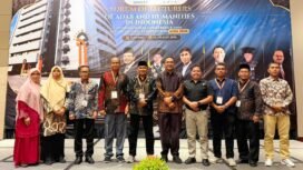 
Dekan FAH UIN Ar-Raniry Syarifuddin bersama delegasi FAH UIN Ar-Raniry foto bersama di sela kegiatan Annual International Conference of ADIA (ADIA) 2026 di Hotel Luxton Cirebon, 22-25 Juli 2026.