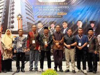 
Dekan FAH UIN Ar-Raniry Syarifuddin bersama delegasi FAH UIN Ar-Raniry foto bersama di sela kegiatan Annual International Conference of ADIA (ADIA) 2026 di Hotel Luxton Cirebon, 22-25 Juli 2026.