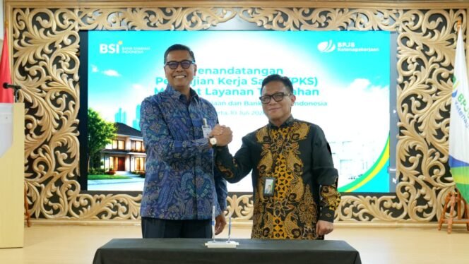 
					 PT Bank Syariah Indonesia (Persero) Tbk (BSI) memperluas jangkauan pembiayaan kepemilikan rumah untuk pekerja peserta BPJS Ketenagakerjaan. Langkah strategis ini diwujudkan melalui kolaborasi bersama BPJS Ketenagakerjaan untuk menyediakan akses pembiayaan perumahan yang inklusif, kompetitif, dan berkah bagi jutaan pekerja Penerima Upah (PU) di Indonesia.

(kiri-kanan).Komitmen ini ditandai melalui penandatangan Perjanjian Kerjasama BSI dan BPJS Ketenagakerjaan mengenai Manfaat Layanan Tambahan Perumahan untuk pekerja penerima upah yang dilakukan oleh Direktur Utama BSI Anggoro Eko Cahyo (kiri) dan Direktur Utama BPJS Ketenagakerjaan Saiful Hidayat (kanan) di Jakarta.