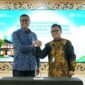  PT Bank Syariah Indonesia (Persero) Tbk (BSI) memperluas jangkauan pembiayaan kepemilikan rumah untuk pekerja peserta BPJS Ketenagakerjaan. Langkah strategis ini diwujudkan melalui kolaborasi bersama BPJS Ketenagakerjaan untuk menyediakan akses pembiayaan perumahan yang inklusif, kompetitif, dan berkah bagi jutaan pekerja Penerima Upah (PU) di Indonesia.

(kiri-kanan).Komitmen ini ditandai melalui penandatangan Perjanjian Kerjasama BSI dan BPJS Ketenagakerjaan mengenai Manfaat Layanan Tambahan Perumahan untuk pekerja penerima upah yang dilakukan oleh Direktur Utama BSI Anggoro Eko Cahyo (kiri) dan Direktur Utama BPJS Ketenagakerjaan Saiful Hidayat (kanan) di Jakarta.