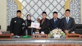 Wali Kota Banda Aceh, Illiza Sa’aduddin Djamal, saat menyerahkan Laporan Keterangan Pertanggungjawaban (LKPJ) Tahun Anggaran 2025 kepada DPRK Banda Aceh kepada Ketua DPRK Banda Aceh, Irwansyah ST, didampingi Wakil Ketua I Daniel Abdul Wahab, S.Pd., dan Wakil Ketua II, Dr. Musriadi Aswad, S.Pd., M.Pd dalam rapat paripurna di Gedung DPRK Banda Aceh, Senin (13/7/2026).