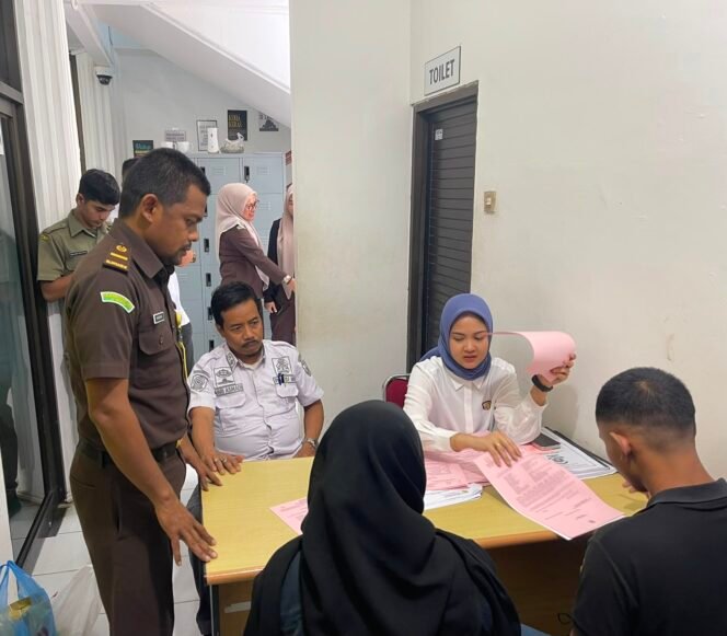 
					Kejari Banda Aceh Terima Pelimpahan Tersangka Kasus Ikhtilat dari Satpol PP dan WH