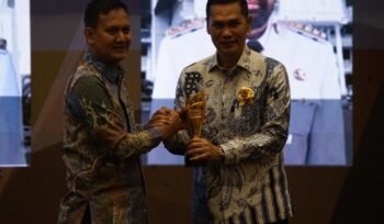 Sekda Aceh M Nasir, S.IP, MPA mewakili Pemerintah Aceh menerima tiga penghargaan Forum Pemred Multimedia Award 2026 di Hotel Alana, Yogyakarta, Sabtu (18/7/2026).