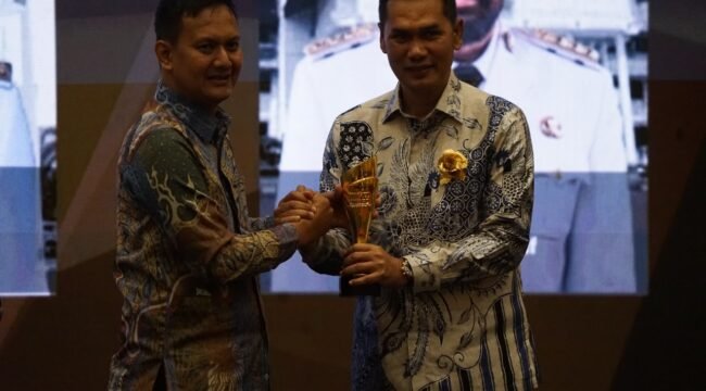 Sekda Aceh M Nasir, S.IP, MPA mewakili Pemerintah Aceh menerima tiga penghargaan Forum Pemred Multimedia Award 2026 di Hotel Alana, Yogyakarta, Sabtu (18/7/2026).