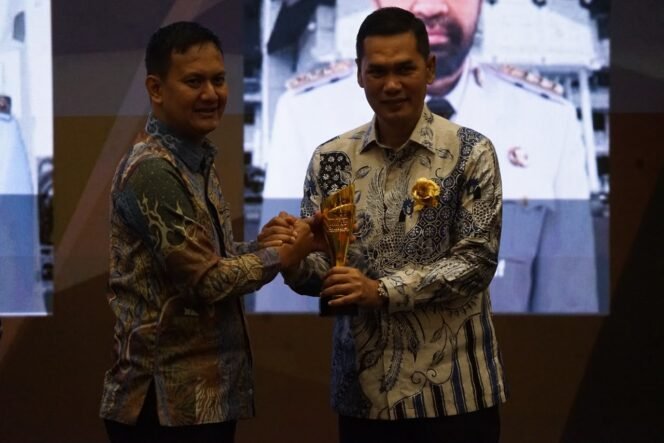 
					Sekda Aceh M Nasir, S.IP, MPA mewakili Pemerintah Aceh menerima tiga penghargaan Forum Pemred Multimedia Award 2026 di Hotel Alana, Yogyakarta, Sabtu (18/7/2026).