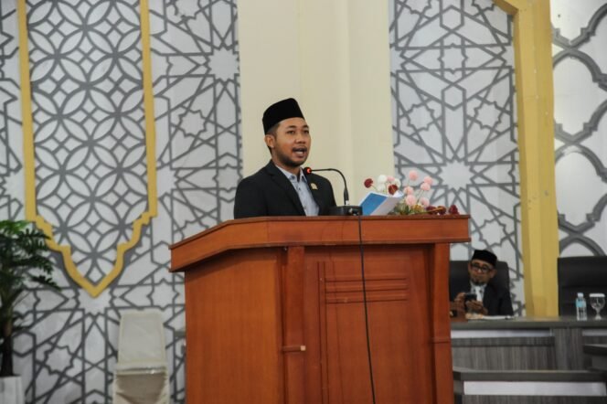
					M. Zidan Al Hafidh, S.Ked., M.M., anggota Banggar dari Fraksi PAN saat membacakan pandangan dalam dalam rapat paripurna DPRK Banda Aceh dengan agenda penyampaian pendapat, usul, dan saran Banggar terhadap Rancangan Qanun (Raqan) tentang Laporan Keterangan Pertanggungjawaban (LKPJ) Wali Kota Banda Aceh, di Gedung DPRK Banda Aceh, Kamis (23/7/2026).