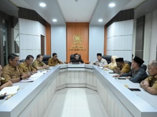 Audiensi Keuchik Gp. Deah Raya Kecamatan Syiah Kuala terkait Pemanfaatan Bekas Lahan SDN 99 Banda Aceh di Ruang Rapat Pimpinan DPRK Banda Aceh. Senin, (27/07/2026). Dok Humas DPRK Banda Aceh/ Riza Azhari