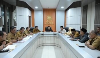 Audiensi Keuchik Gp. Deah Raya Kecamatan Syiah Kuala terkait Pemanfaatan Bekas Lahan SDN 99 Banda Aceh di Ruang Rapat Pimpinan DPRK Banda Aceh. Senin, (27/07/2026). Dok Humas DPRK Banda Aceh/ Riza Azhari