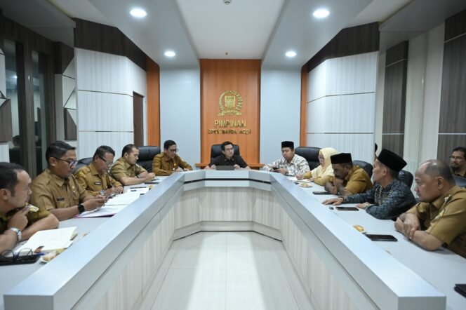 
					Audiensi Keuchik Gp. Deah Raya Kecamatan Syiah Kuala terkait Pemanfaatan Bekas Lahan SDN 99 Banda Aceh di Ruang Rapat Pimpinan DPRK Banda Aceh. Senin, (27/07/2026). Dok Humas DPRK Banda Aceh/ Riza Azhari