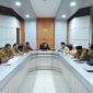 Audiensi Keuchik Gp. Deah Raya Kecamatan Syiah Kuala terkait Pemanfaatan Bekas Lahan SDN 99 Banda Aceh di Ruang Rapat Pimpinan DPRK Banda Aceh. Senin, (27/07/2026). Dok Humas DPRK Banda Aceh/ Riza Azhari