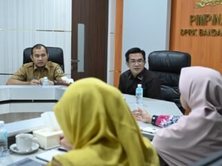 Audiensi tim ADINKES Aceh terkait percepatan penanggulangan AIDS/HIV , Tuberkulosis dan Malaria (ATM) agar tercapai target global Eliminasi ATM Tahun 2030 di Ruang Rapat Pimpinan DPRK Banda Aceh. Senin, (27/07/2026). Dok Humas DPRK Banda Aceh/ Riza Azhari