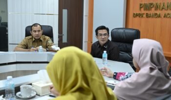 Audiensi tim ADINKES Aceh terkait percepatan penanggulangan AIDS/HIV , Tuberkulosis dan Malaria (ATM) agar tercapai target global Eliminasi ATM Tahun 2030 di Ruang Rapat Pimpinan DPRK Banda Aceh. Senin, (27/07/2026). Dok Humas DPRK Banda Aceh/ Riza Azhari