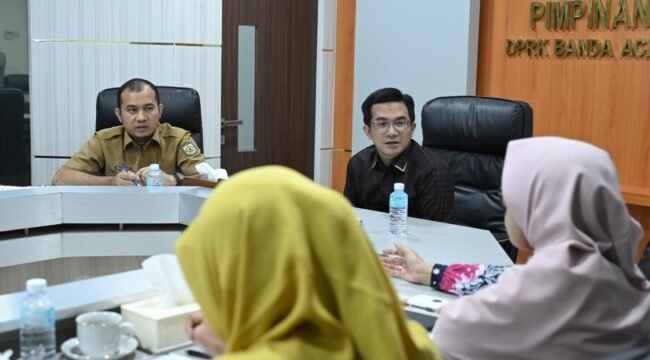 Audiensi tim ADINKES Aceh terkait percepatan penanggulangan AIDS/HIV , Tuberkulosis dan Malaria (ATM) agar tercapai target global Eliminasi ATM Tahun 2030 di Ruang Rapat Pimpinan DPRK Banda Aceh. Senin, (27/07/2026). Dok Humas DPRK Banda Aceh/ Riza Azhari